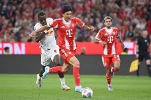 记者：金玟哉的伤情并不严重，他的小腿肌肉出现应激反应